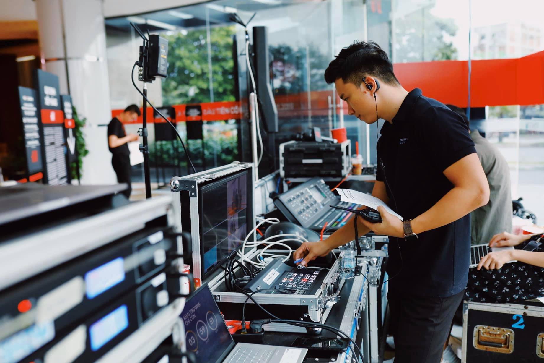 Kỹ thuật viên âm thanh, ánh sáng.