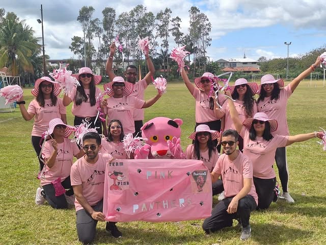 Tổ chức team building gắn kết đội ngũ.