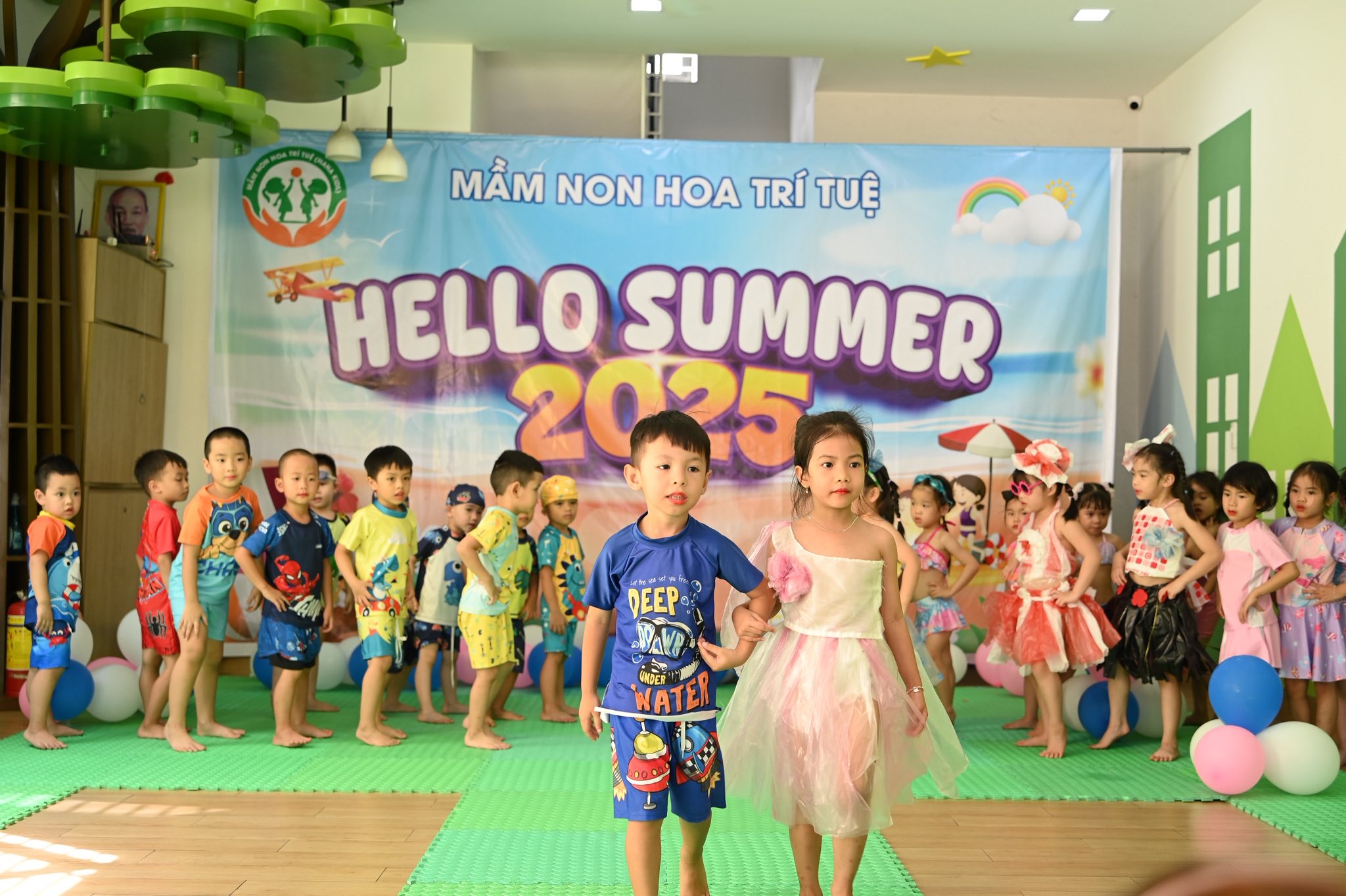 Tổ chức thi văn nghệ tại trường cho các bé.