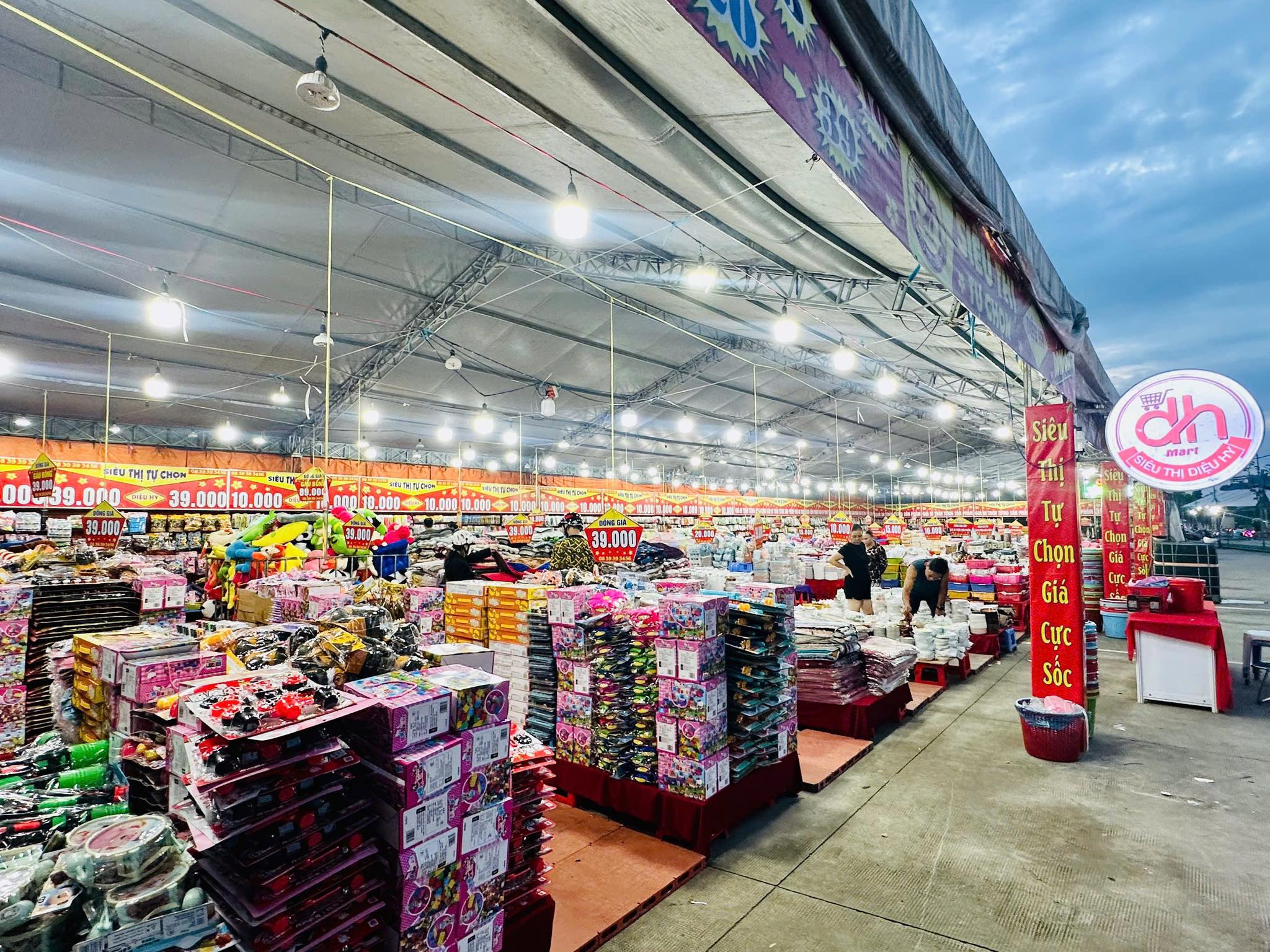 Khách hàng được trải nghiệm trực tiếp sản phẩm, dịch vụ thay vì chỉ tiếp cận qua quảng cáo.