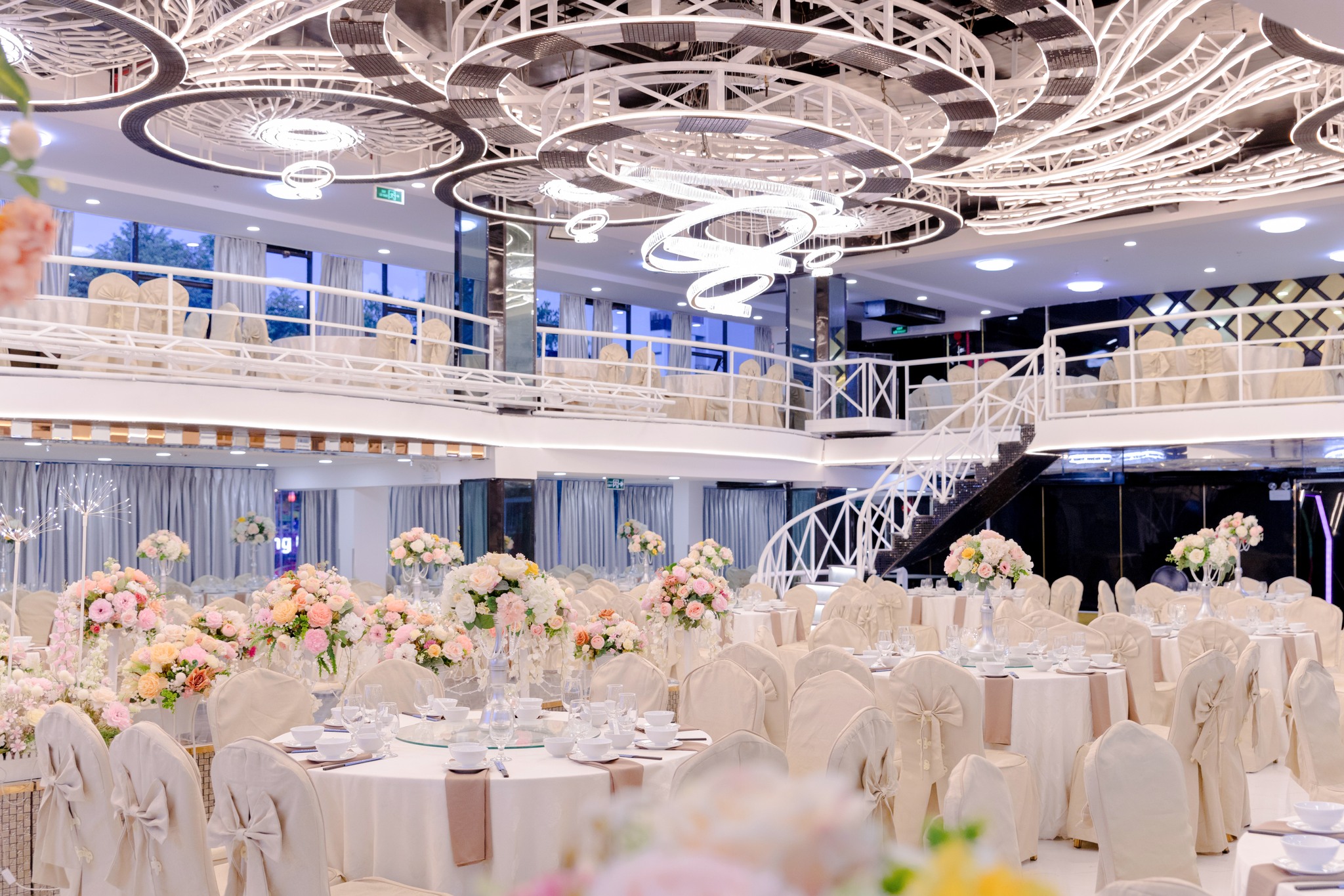 Ánh sáng lại chạm đến thị giác – nơi cảm xúc được thể hiện mạnh mẽ nhất.