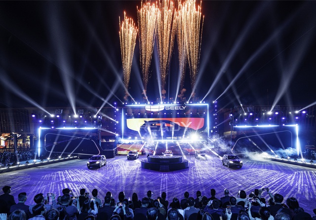 Kết hợp trình diễn ánh sáng – âm nhạc – bắn pháo hoa mini tạo cảm xúc mãnh liệt.